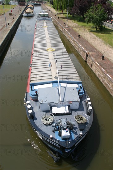 France, Haute Normandie, vallee de la Seine, eure, ecluses de poses, passage d'une peniche, transport fluvial,