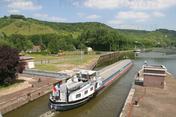 France, Haute Normandie, vallee de la Seine, eure, ecluses de poses, passage d'une peniche, transport fluvial,