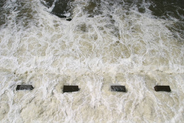 France, Haute Normandie, vallee de la Seine, eure, ecluses de poses, detail eau du barrage,