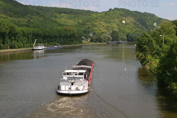 France, Haute Normandie, vallee de la Seine, eure, ecluses de poses, passage d'une peniche, transport fluvial, paysage, amfreville sous les monts,