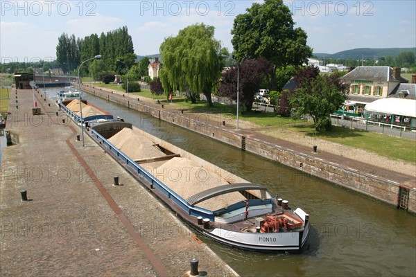 France, Haute Normandie, vallee de la Seine, eure, ecluses de poses, passage d'une peniche, transport fluvial,