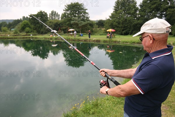 France, Haute Normandie, eure, etang de peche et pisciculture de pont authou, canne a peche, eau, senior qui peche,