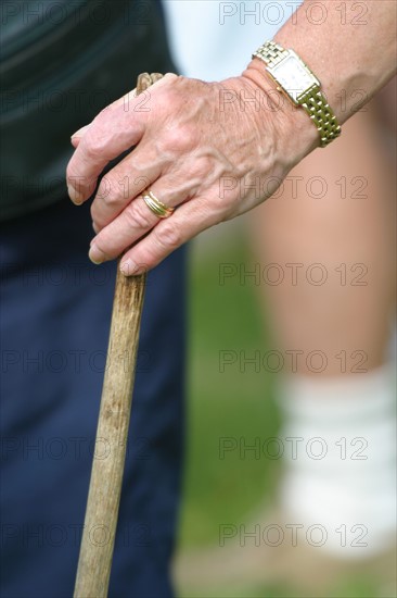 France, Haute Normandie, eure, pays de risle estuaire, randonnee, balades a la fraiche, groupe de randonneurs, chemins, loisir, marche, baton et main senior,