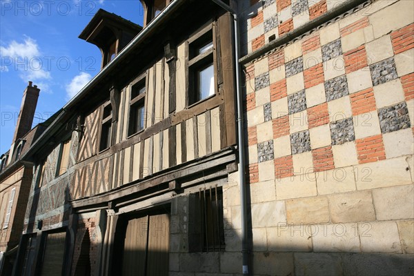 France, Haute Normandie, eure, verneuil sur avre, rue du canon, damier pierre brique et silex, maisons a colombages, pans de bois,