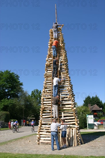 France, Haute Normandie, eure, la haye de routot, feu de saint clair, 16 juillet 2006, preparation du bucher, manifestation traditionnelle,