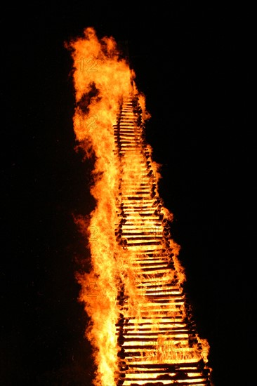 France, Haute Normandie, eure, la haye de routot, feu de saint clair, 16 juillet 2006, manifestation traditionnelle, bucher embrase,