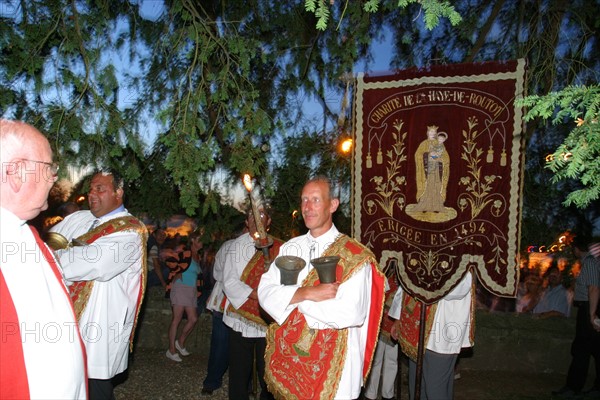 France, Haute Normandie, eure, la haye de routot, feu de saint clair, 16 juillet 2006, manifestation traditionnelle, procession des freres de charite, charitons, bannieres, religion, messe, 
LES CHARITONS SE DIRIGENT VERS LA MESSE CHANTEE