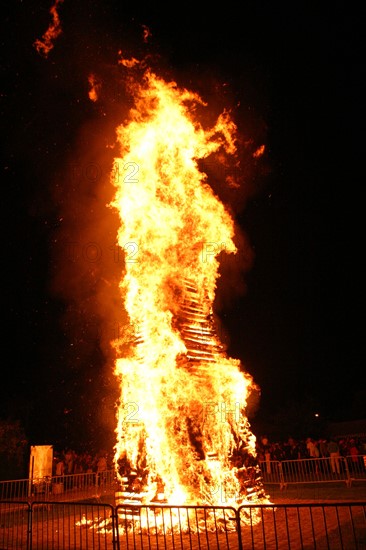 France, Haute Normandie, eure, la haye de routot, feu de saint clair, 16 juillet 2006, manifestation traditionnelle, bucher embrase, 

LE BUCHER BRULE