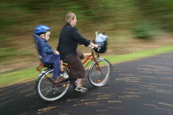 France, Haute Normandie, eure, Harcourt, a velo en famille sur la voie verte, cyclisme, femme et enfant, personnages autorises,