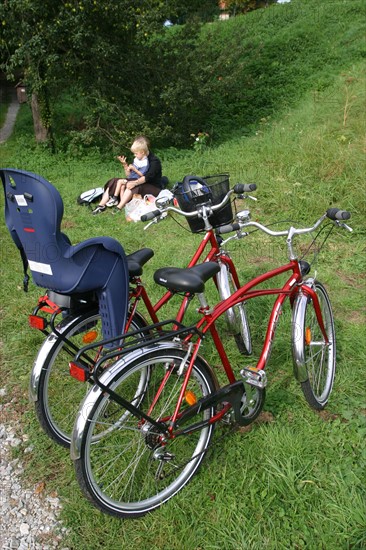 France, Haute Normandie, eure, Harcourt, a velo en famille sur la voie verte, cyclisme, femme et enfant, personnages autorises,