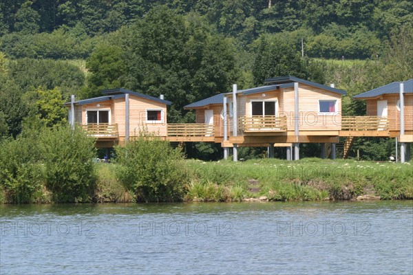 France, Haute Normandie, eure, promenade autour des etangs de la communaute de communes de pont audemer, plan d'eau, chalets sur pilotis au camping,