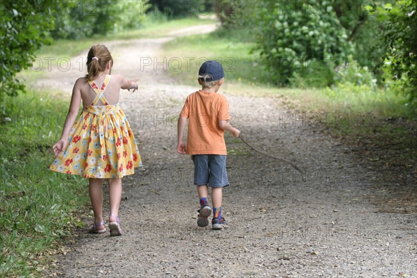 France, Haute Normandie, eure, promenade autour des etangs de la communaute de communes de pont audemer, plan d'eau, chemin, enfants, personnages autorises,