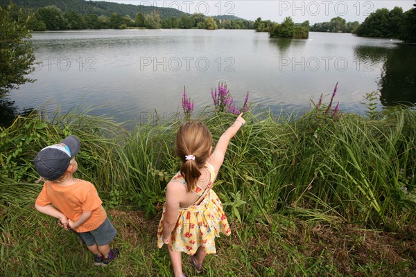 France, Haute Normandie, eure, promenade autour des etangs de la communaute de communes de pont audemer, plan d'eau, chemin, enfants, personnages autorises,