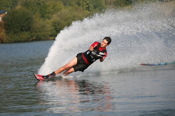 France, Haute Normandie, eure, etangs de la communaute de communes de pont audemer, plan d'eau, club nautique de Toutainville (etangs de pont audemer) Ski nautique Quentin Nedeau (monoski)