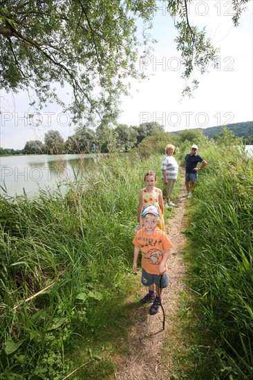 France, Haute Normandie, eure, promenade autour des etangs de la communaute de communes de pont audemer, plan d'eau, chemin, enfants, personnages autorises,