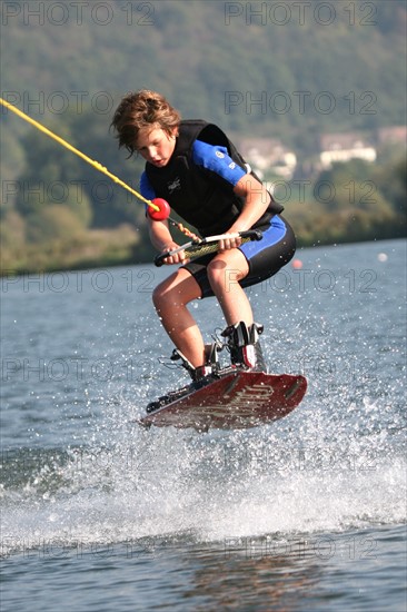 France, Haute Normandie, eure, etangs de la communaute de communes de pont audemer, plan d'eau, club nautique de Toutainville (etangs de pont audemer) Ski nautique Maxime Nedeau (wake board)