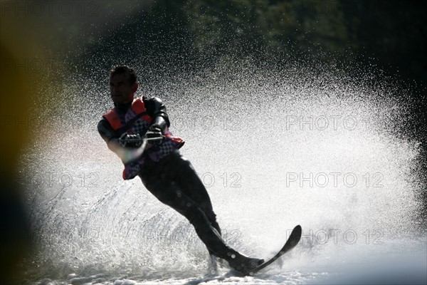 France, Haute Normandie, eure, etangs de la communaute de communes de pont audemer, plan d'eau, club nautique de Toutainville (etangs de pont audemer) Ski nautique (monoski)