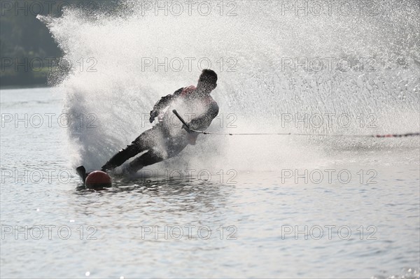 France, Haute Normandie, eure, etangs de la communaute de communes de pont audemer, plan d'eau, club nautique de Toutainville (etangs de pont audemer) Ski nautique (monoski)