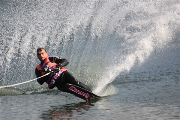 France, Haute Normandie, eure, etangs de la communaute de communes de pont audemer, plan d'eau, club nautique de Toutainville (etangs de pont audemer) Ski nautique (monoski)