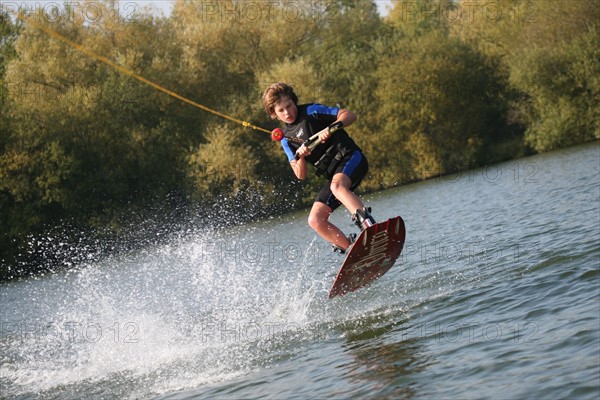 France, Haute Normandie, eure, etangs de la communaute de communes de pont audemer, plan d'eau, club nautique de Toutainville (etangs de pont audemer) Ski nautique Maxime Nedeau (wake board)