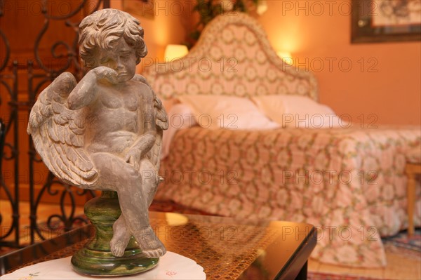 France, Normandie, eure, evreux, la Saussaye, hotel Relais & Chateaux, "le manoir des saules" suite "Victoire", statuette ange qui pleure, chambre, lit,