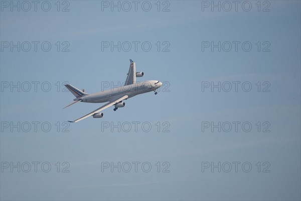 France, Normandie, eure, pays d'evreux, gauciel, airbus de la republique francaise en exercice de vol a la base aerienne 105 d'Evreux, avion, ciel bleu