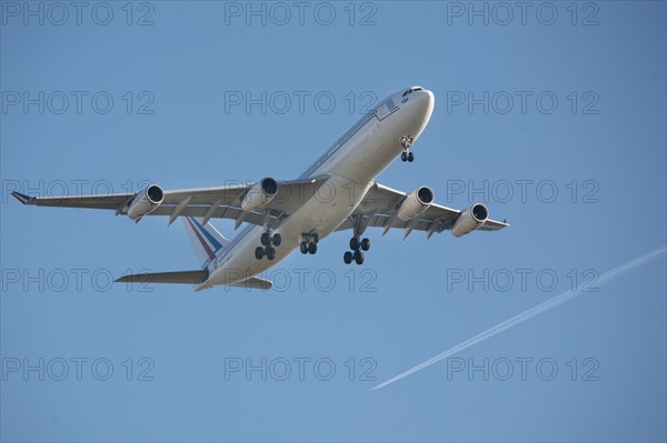 France, Normandie, eure, pays d'evreux, gauciel, airbus de la republique francaise en exercice de vol a la base aerienne 105 d'Evreux, avion, ciel bleu