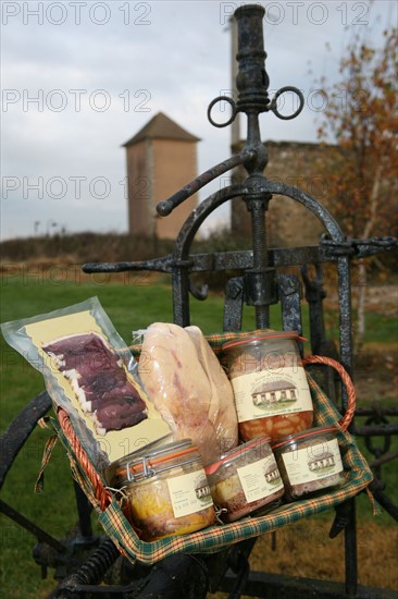 France, Haute Normandie, eure, Gauciel, Amelie Prevost, eleveuse de canards et productrice de foie gras, produits regionaux, panier garni, ferme,