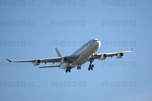 airbus France, Normandie, eure, pays d'evreux, gauciel, airbus de la republique francaise en exercice de vol a la base aerienne 105 d'Evreux, avion de la republique francaise en exercice de vol a la base aerienne 105, ciel bleu ,