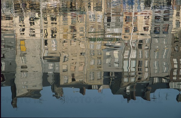 France, Normandie, Calvados, Honfleur, vieux bassin, reflet des maisons dans l'eau, ardoise