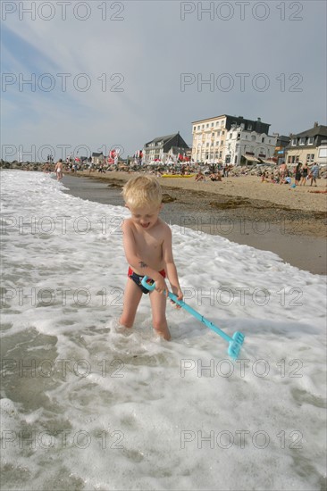 France, Basse Normandie, Manche, Cotentin, plage de Coutainville, enfant jouant sur le sable, personnage autorise, loisir balneaire,