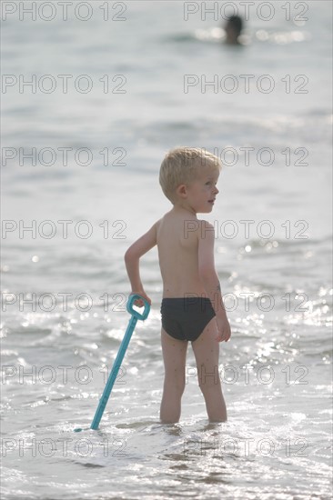 France, Basse Normandie, Manche, Cotentin, plage de Coutainville, enfant jouant sur le sable, personnage autorise, loisir balneaire,