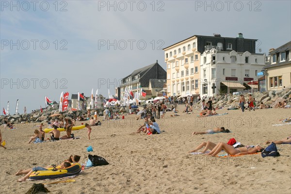 France, Basse Normandie, Manche, Cotentin, plage de Coutainville, enfant jouant sur le sable, personnage autorise, loisir balneaire,