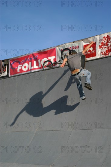 France, Basse Normandie, Manche, Cotentin, plage de Coutainville
festival de la glisse juillet 2006, skateboard, ombre, ado, sporrt,