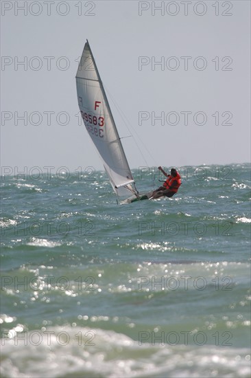 France, Basse Normandie, Manche, Cotentin, plage de Coutainville, sports de glisse, voile, deriveur, cerf volant, mer,