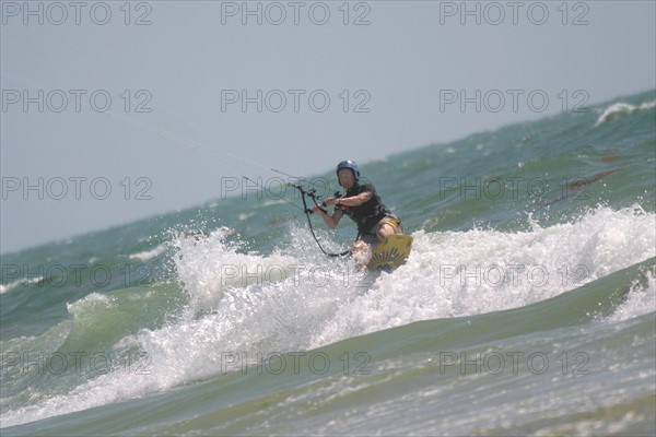 France, Basse Normandie, Manche, Cotentin, plage de Coutainville, sports de glisse, kite surf, cerf volant, mer,