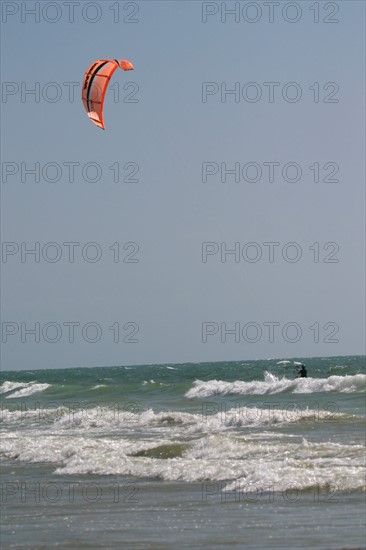France, Basse Normandie, Manche, Cotentin, plage de Coutainville, sports de glisse, kite surf, cerf volant, mer,