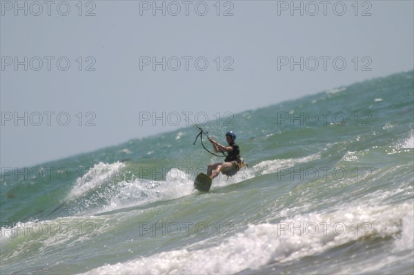 France, Basse Normandie, Manche, Cotentin, plage de Coutainville, sports de glisse, kite surf, cerf volant, mer,