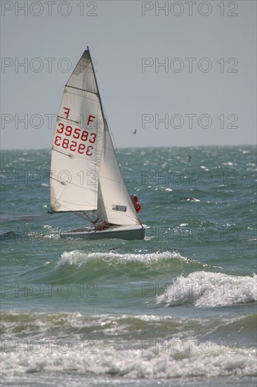 France, Basse Normandie, Manche, Cotentin, plage de Coutainville, sports de glisse, voile deriveur, cerf volant, mer,