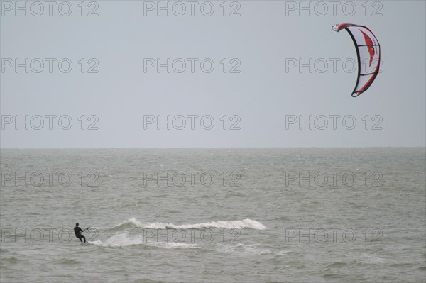 France, Basse Normandie, Manche, Cotentin, plage de Coutainville, sports de glisse, kite surf, cerf volant, mer,