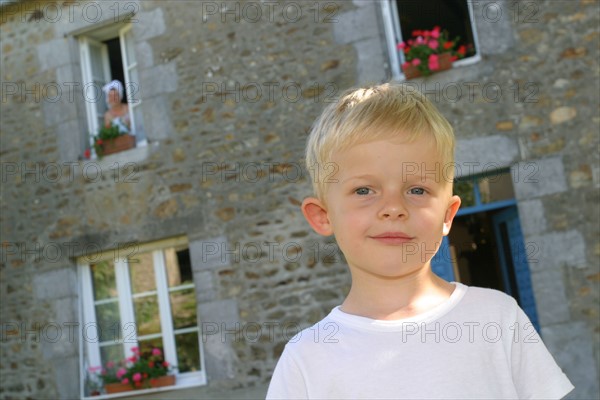 France, Basse Normandie, Manche, heugueville sur sienne, chambre d'hotes a la ferme, enfant 4 ans et sa mere a la fenetre, personnages autorises, habitat traditionnel,