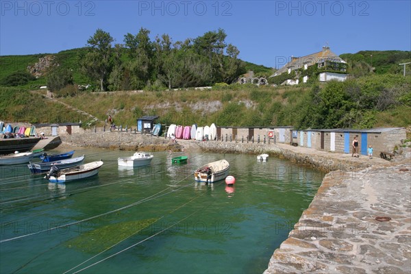 France, Normandie, Manche, Cotentin, la hague, port Racine dit le plus petit port de France, ponton, cordages, barques, cabines,