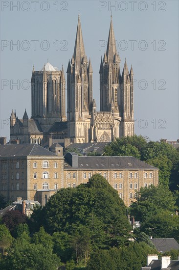 France, Basse Normandie, Manche, coutances, la cathedrale et les unelles au premier plan, tours, art gothique,