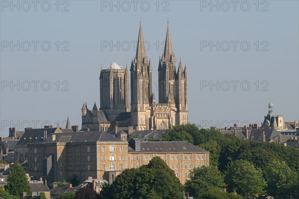France, Basse Normandie, Manche, coutances, la cathedrale et les unelles au premier plan, tours, art gothique,