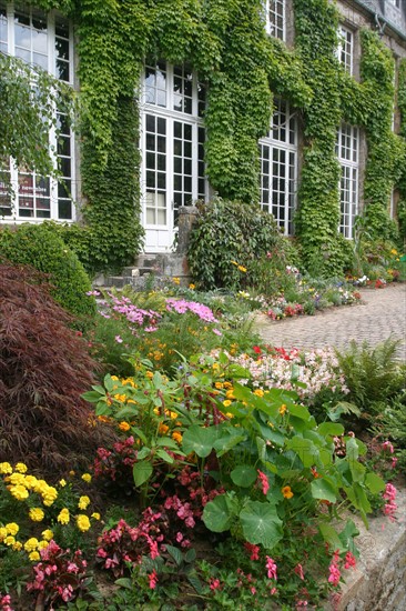 France, Basse Normandie, Manche, Cotentin, coutances, musee Quesnel-Moriniere, jardin public, fleurs,