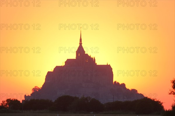 France, Normandie, Manche, le Mont-Saint-Michel, nuit tombante, ciel orange, ombre chinoise,