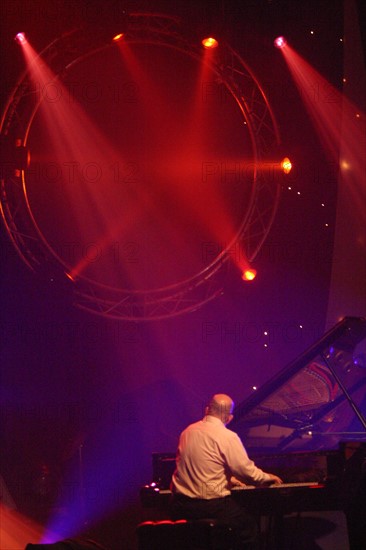 France, Basse Normandie, Manche, Cotentin, coutances, festival jazz sous les pommiers, mai 2006, ambiance concert, lumieres, light show, pianiste, spectacle, musique,