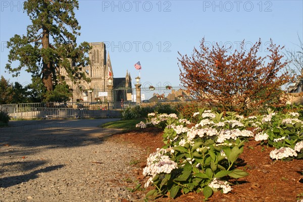 France, Basse Normandie, Manche, avranches, jardin des plantes, vue sur la baie du Mont-Saint-Michel au travers d'un parapet,