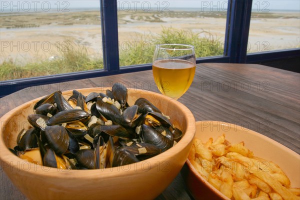 France, Basse Normandie, Manche, blainville sur mer, restaurant Le Grand Herbet face aux parcs a huitres, moules frites et verre de cidre, gastronomie,