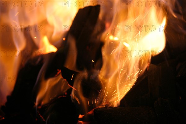 France, Normandie, Manche, villedieu les poeles, fonderie cornille havard, industrie, fonderie, ouvriers, coulee de la cloche de Lestre (50) et d'une cloche destinee a des tests metallurgiques. metal en fusin a 1200oC,